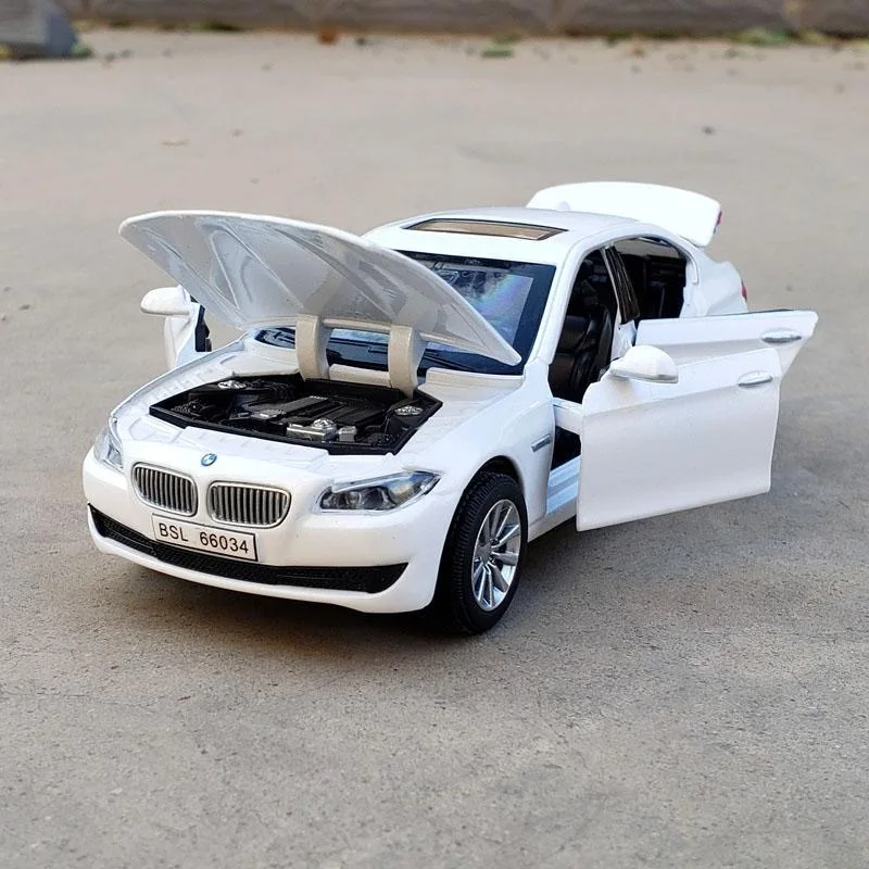 1:32 BMW 535 coche en miniatura de aleación fundido a presión y vehículos de juguete coche de juguete colección de Metal modelo juguetes de alta simulación para regalo de niños