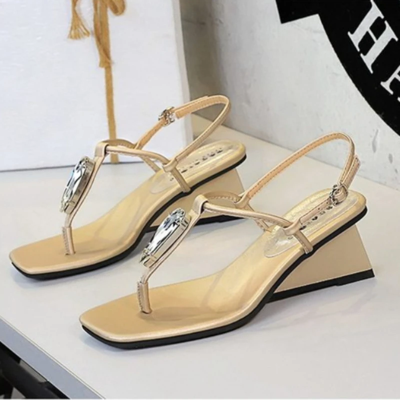 2026 New French Retro Wedge Flip-Flops Elegant Square Toe Open-Toe High Heels Fashionable Fairy-Style Vacation Beach Sandals view 5