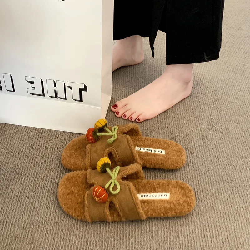 Pantoufles coulissantes en peluche pour femmes, joli pendentif citrouille, chaussures de maison antidérapantes pour l'intérieur et l'extérieur, confort plat, automne et hiver 2025