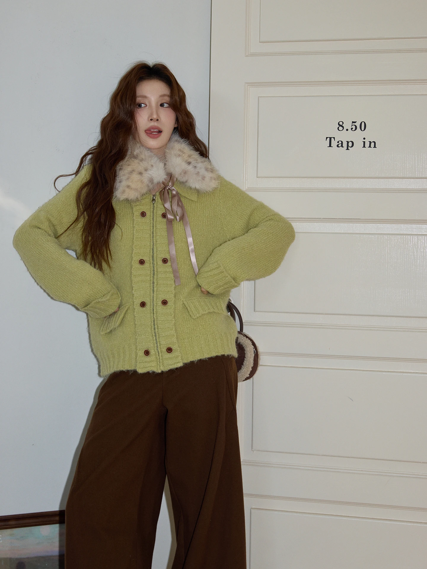 

Зимнее пальто-свитер женское, повседневное, с длинными рукавами, меховым воротником, свободного кроя, теплое, для поездок на работу, эксклюзивно онлайн