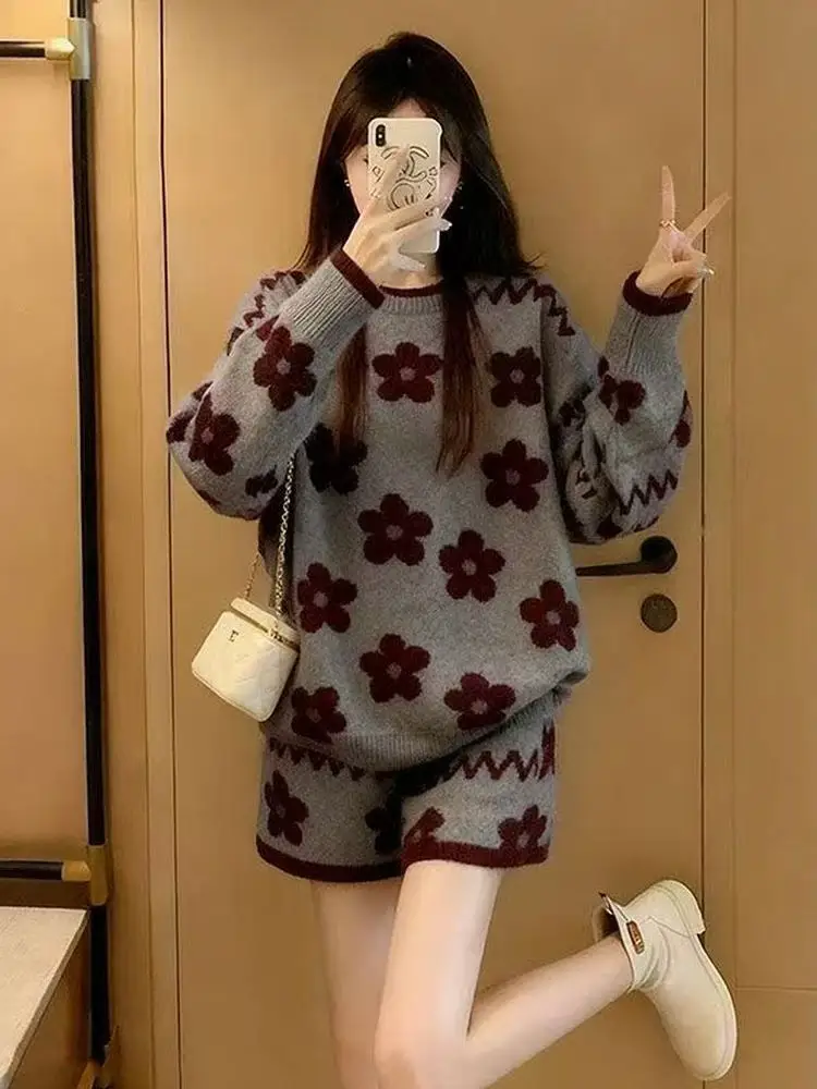 

Женский вязаный комплект с цветочным узором: свитер и шорты с высокой талией. Модный повседневный костюм-двойка для осени и зимы. Уютный и теплый.