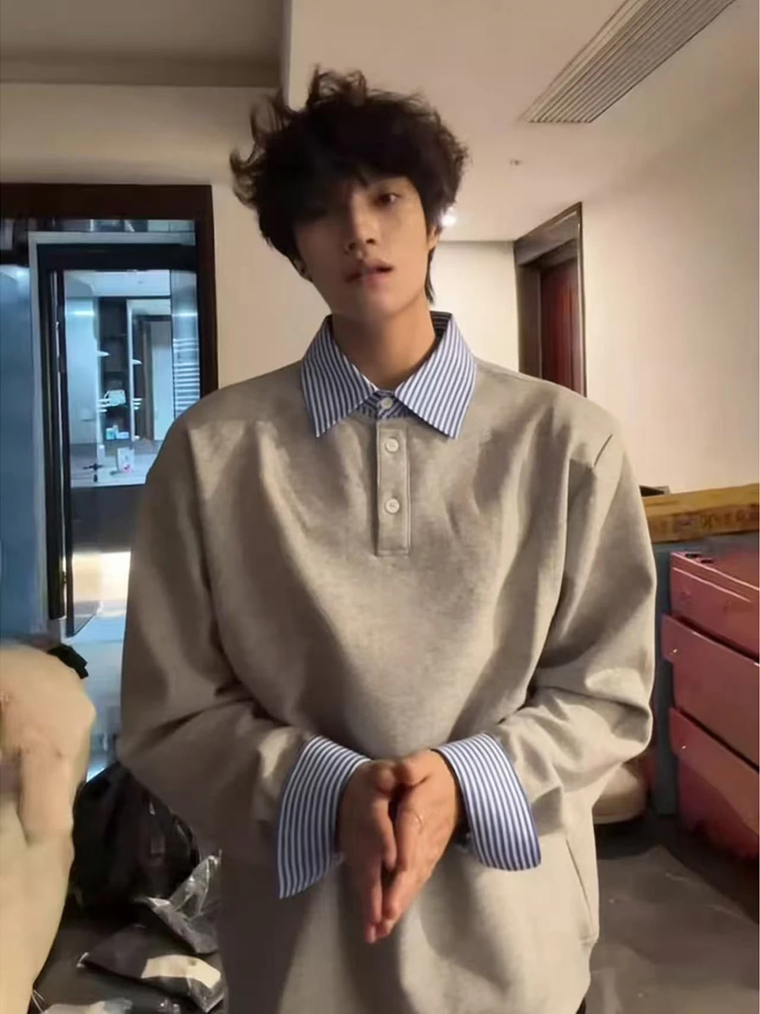 

Мужской комплект из двух предметов: рубашка-поло с длинным рукавом и повседневная полосатая свободная рубашка-слип (комфортный крой)