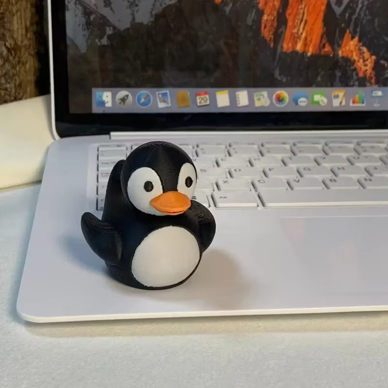 Penguin ornaments made of plastic are not easy to break and make perfect gifts for offices, living rooms and desks