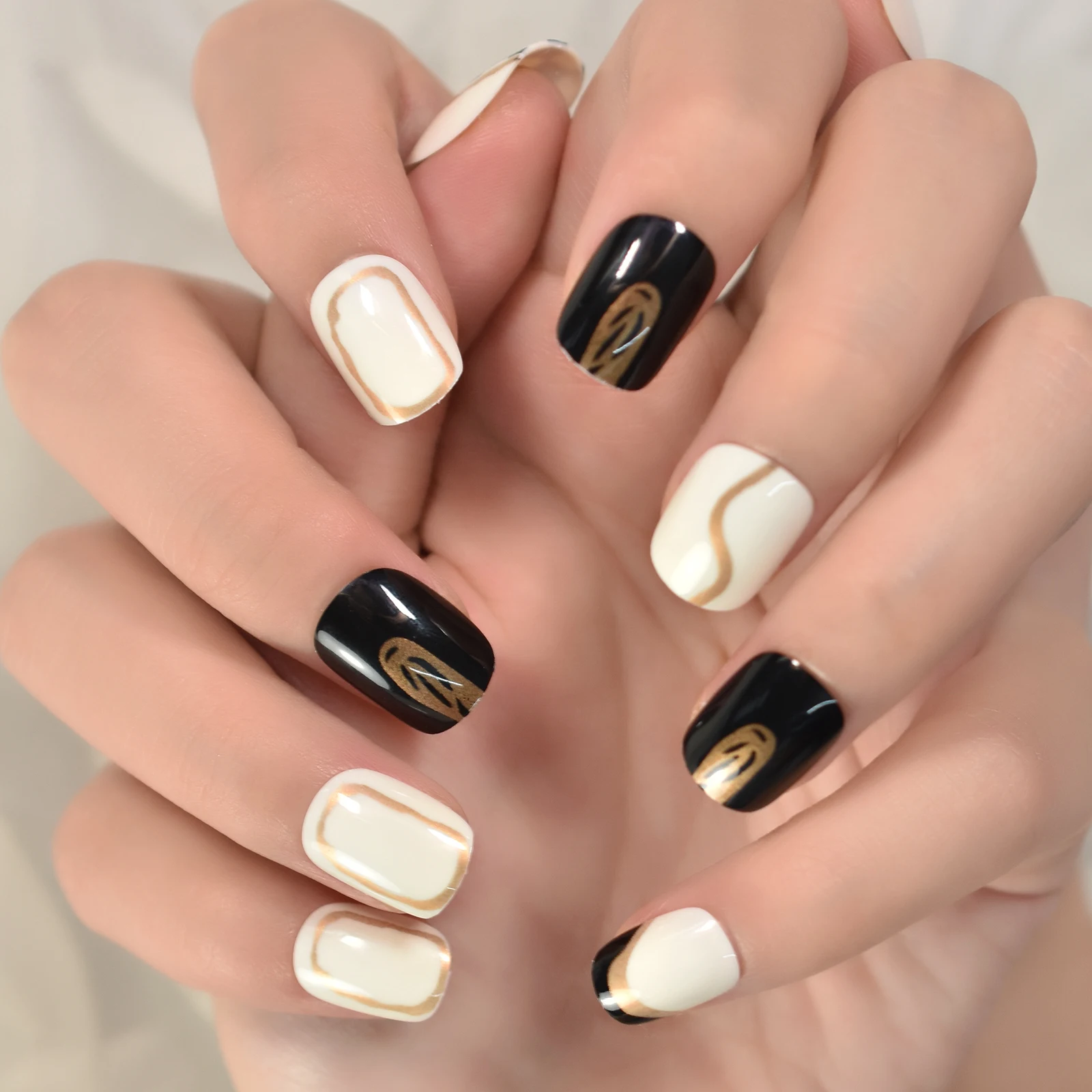 Vingernagels ontworpen glanzende nagels set druk op nagels kunst volledige dekking korte ronde vorm salon thuis manicure