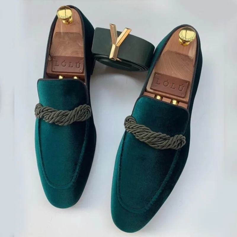 British Style Men Loafers Fashionable Classic Suede Deerskin Casual Dress Brooch Twisted Personality Small Leather Shoes 38-48
