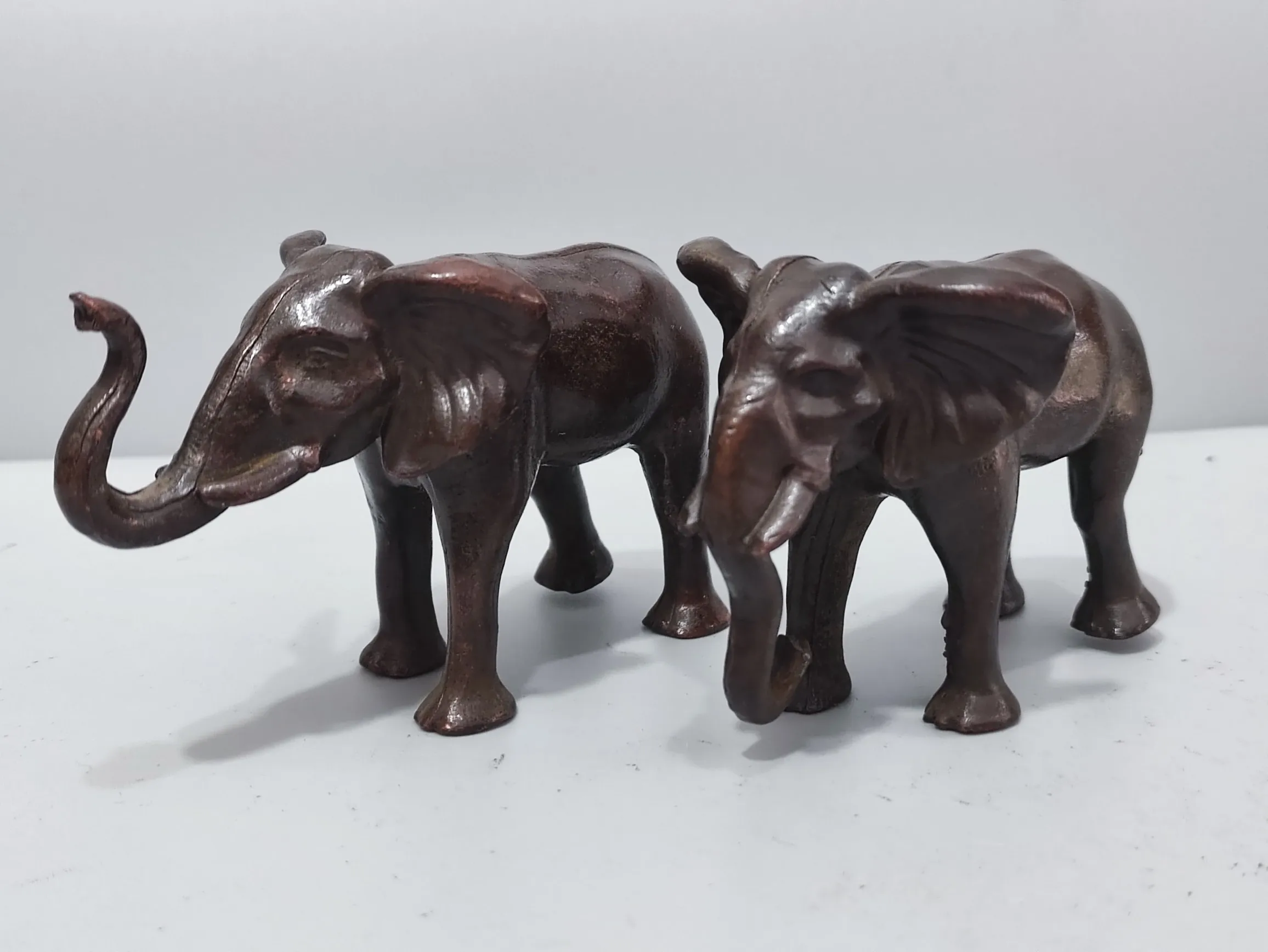 

2pcs/Set Cute Elephant Statue Elephant Decoration Sculpture Metal Craft Gift Lucky Statue Living Room Vintage Home Decor