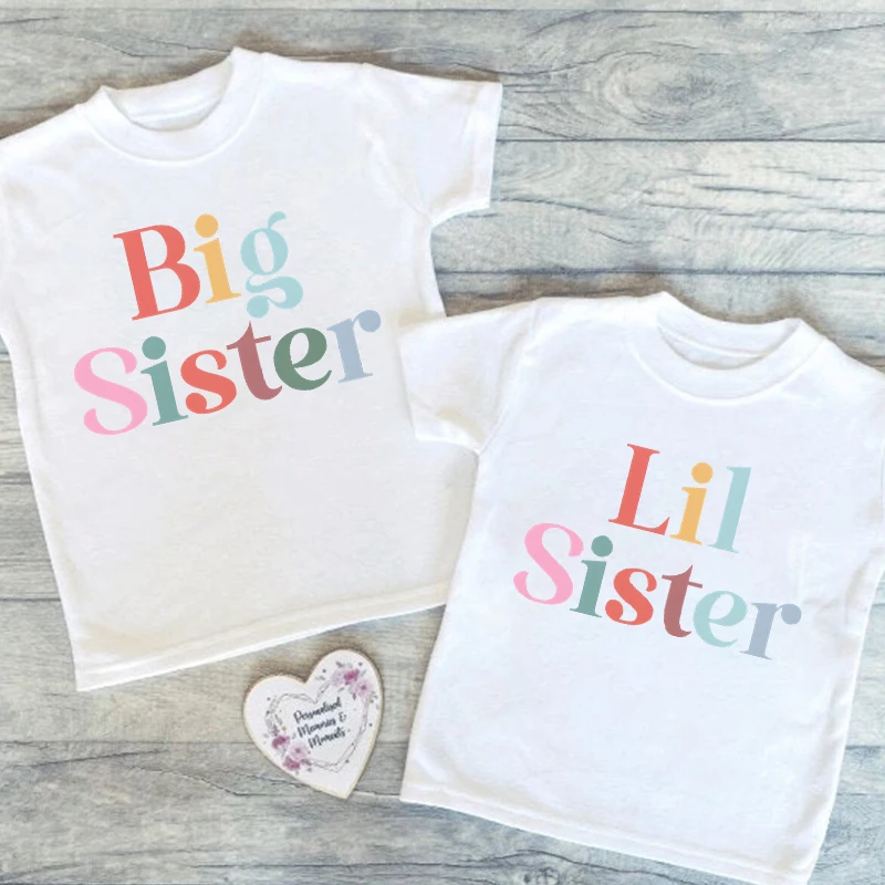 Big Sister Little Sister เสื้อยืดพิมพ์ลายสีสันสดใสพี่น้องเสื้อจับคู่เสื้อครอบครัวสําหรับน้องสาวเสื้อยืดคอกลมแขนสั้น