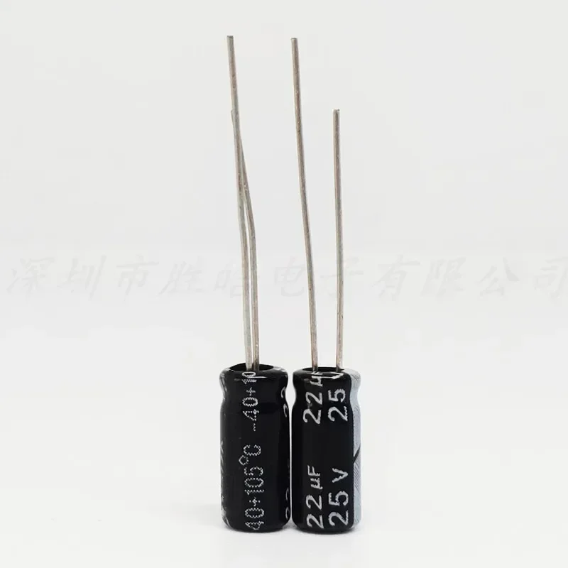(50 قطعة) 25V22UF الحجم: 4*7 مللي متر 25V22UF الألومنيوم مكثفات كهربائية جودة عالية