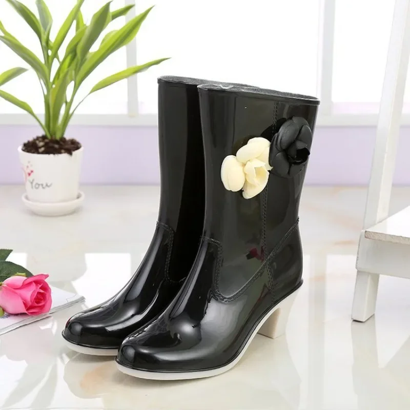 Sapato de chuva feminino com tubo médio, botas de chuva confortáveis, salto alto gelatinoso, moda verão, 2024