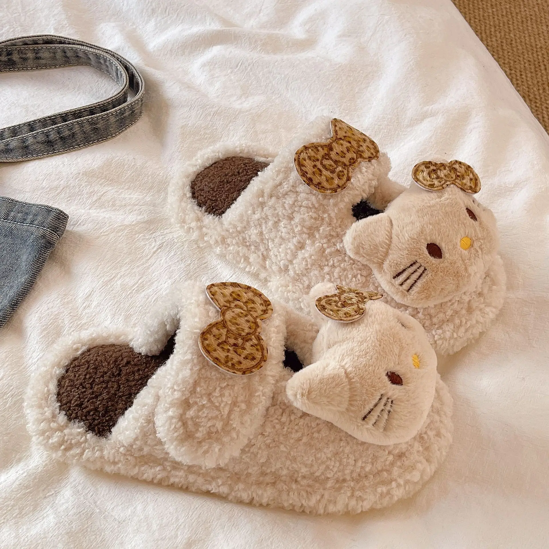 

Hot Sanrio Hello Kitty Girl Winter Cotton Slippers Student Fashion Cartoon Anime Child Fleece-Lined Baotou Slippers New Style