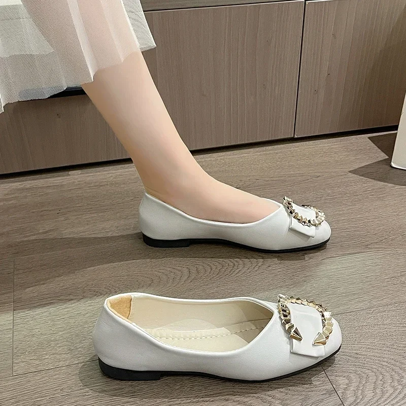 Sepatu Flat kasual elegan dan nyaman wanita, sepatu wanita mulut dangkal, hiasan logam datar mode musim panas dan semi 2024