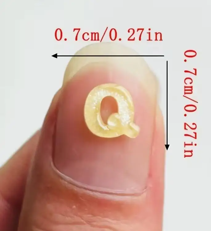 100 szt. Mieszane Kolory Angielskie Litery Ozdoby do Paznokci 7*7mm Śliczne Mini Płaskie Ozdoby z Żywicy z Brokatem w Kolorach Cukierków DIY Akcesoria do Paznokci