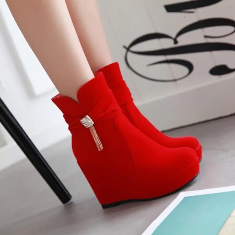 

Сексуальные красные женские ботильоны с круглым носком на танкетке, на высоком каблуке 11 см, из флока, замши, большие размеры 42 43, красные женские ботильоны