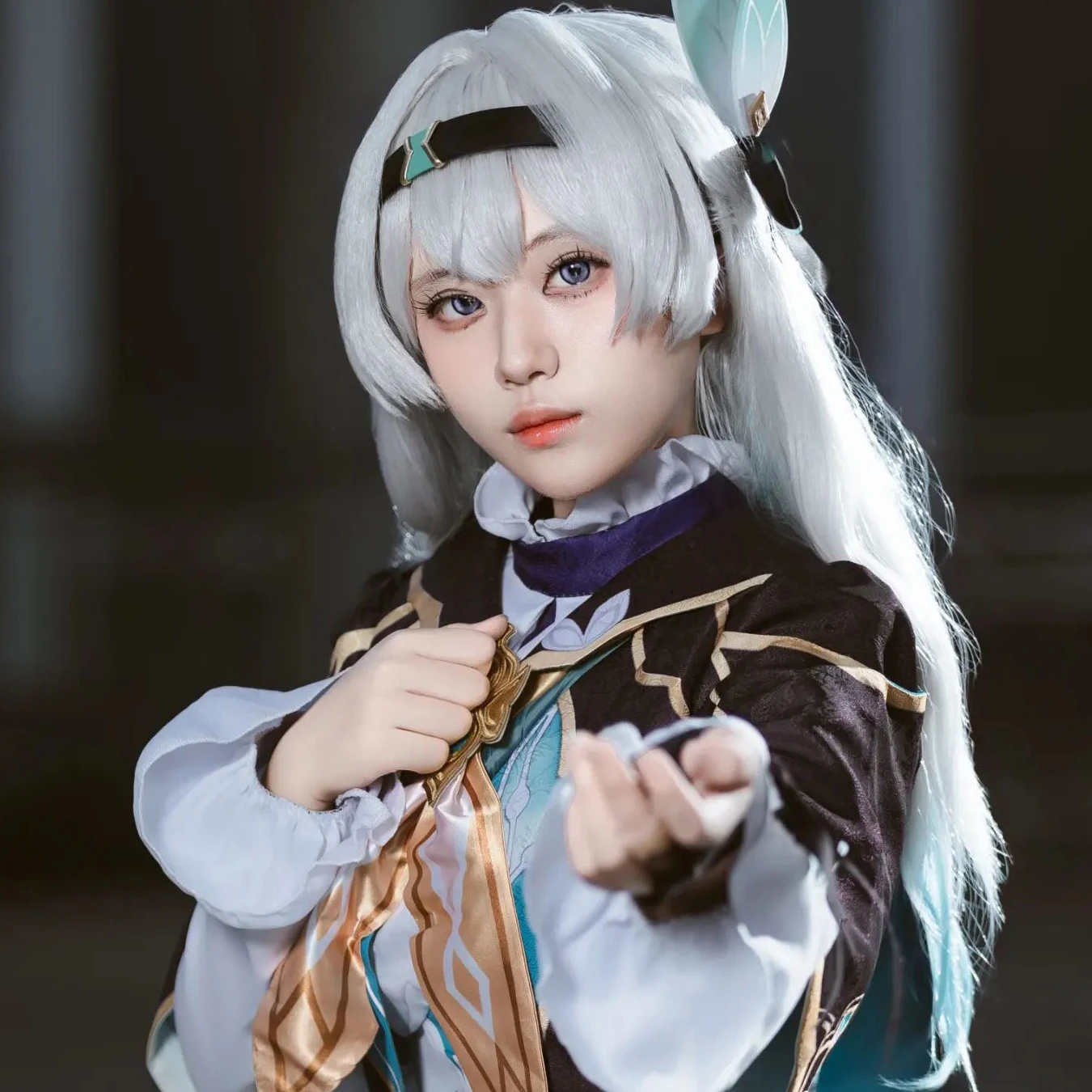 شعر مستعار تأثيري كوس اليراع طويل أنيمي لعبة شعر مستعار أومبير رمادي-أزرق شعر مستعار اصطناعي مع الانفجارات شعر مستعار تأثيري امرأة أنيمي شعر مستعار تأثيري مخزن