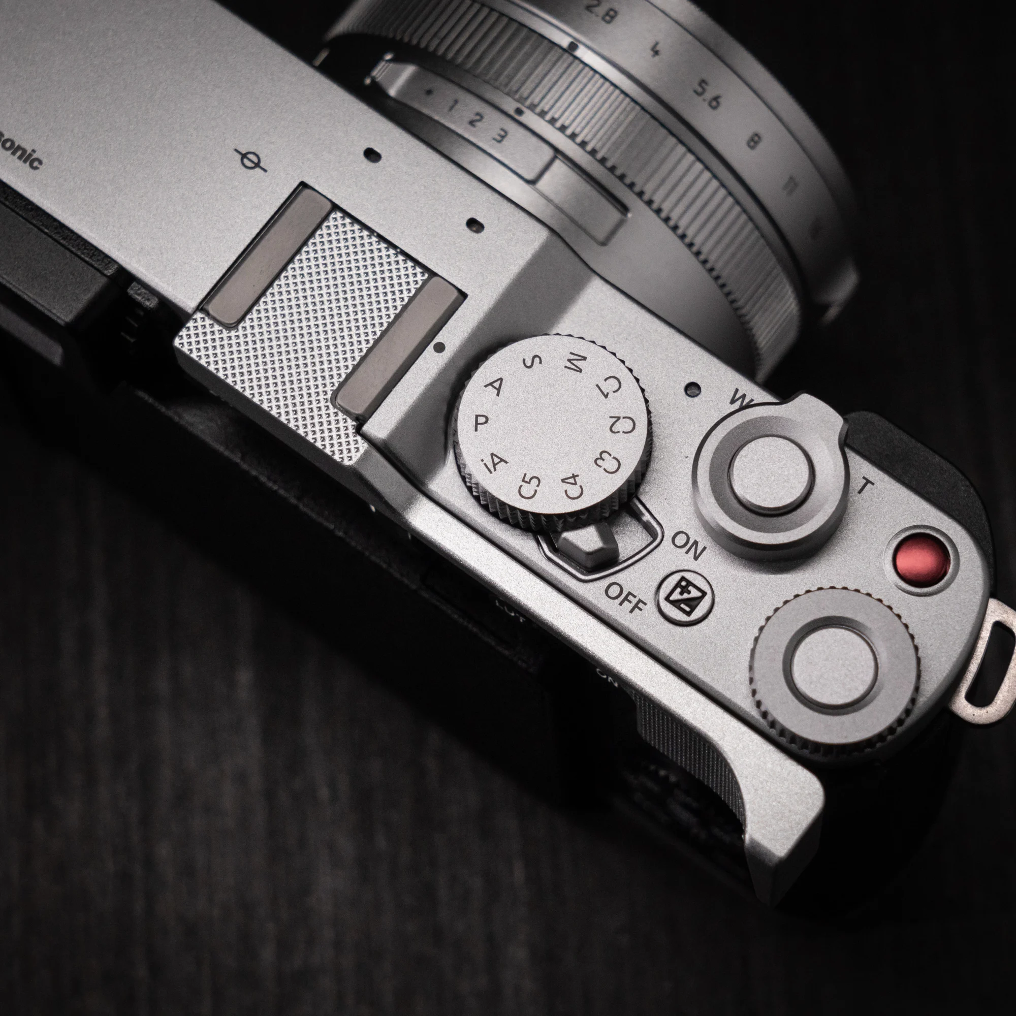 Aluminium-Metall-Handgriff für Panasonic LUMIX L10 Kamera, ergonomisch gestaltet. – Detail 6