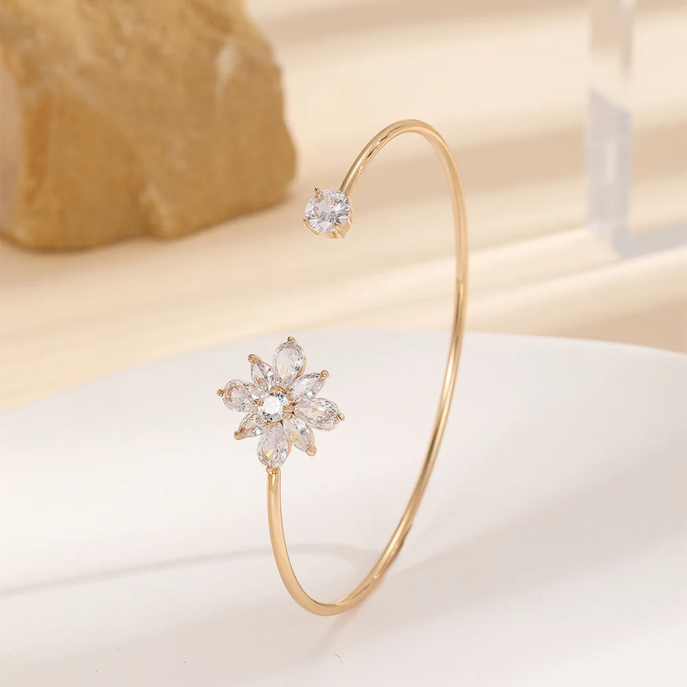 Light Luxury Style Hot-selling Small Daisy Flower Zircon Bracelet with Niche and High-end Design As A Gift for Friends