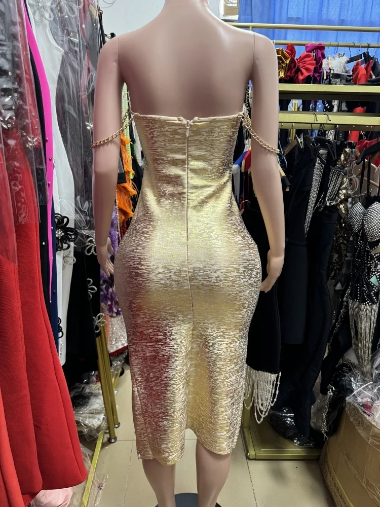 新しい高品質でセクシーなゴールドのワンショルダーカラードレス。背中が露出するカットアウトデザイン、プリーツ、ゴールドカラーが特徴です。