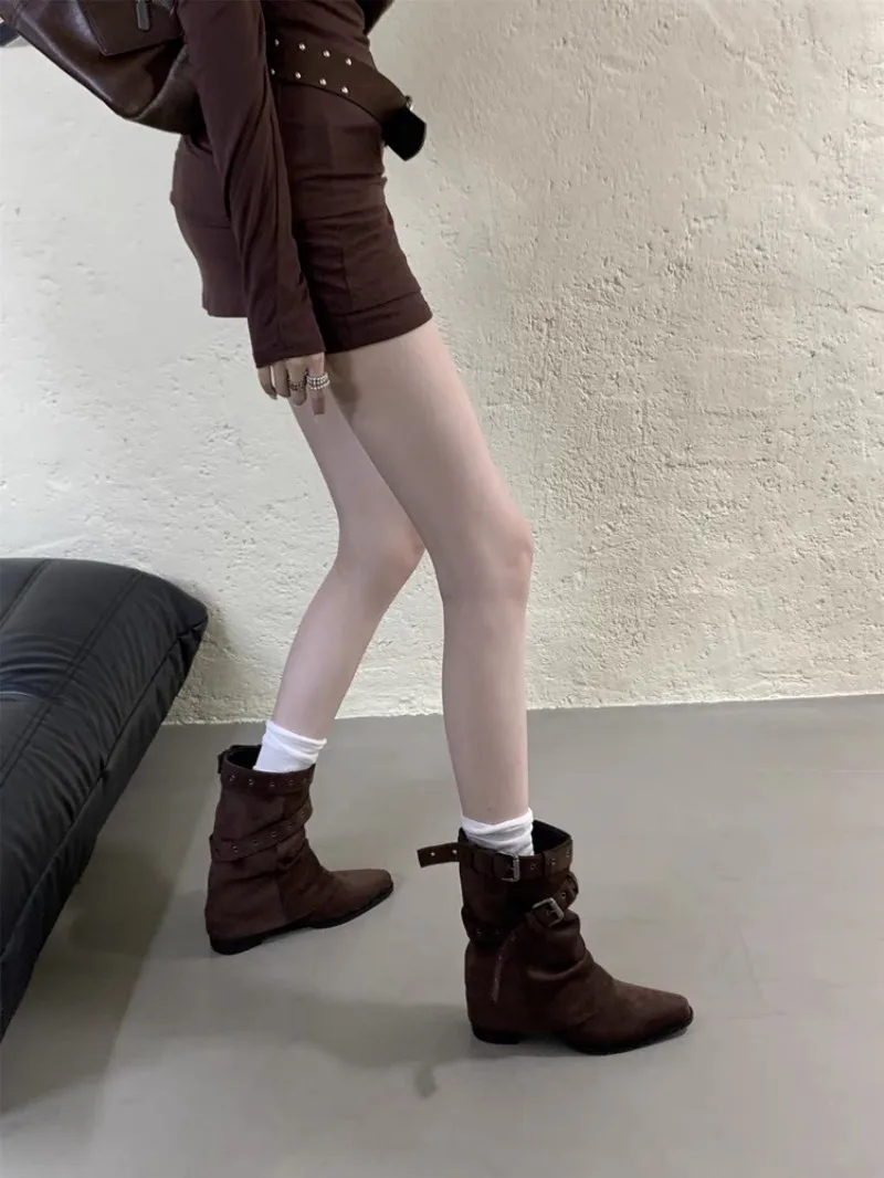 Herbstliche neue Stiefel mit spitzer Zehenpartie und niedrigem Absatz, die bis zur Kniekehle reichen, mit doppeltem Gürtelschnallendesign – elegante und retro Western-Cowboystiefel. – Detail 9