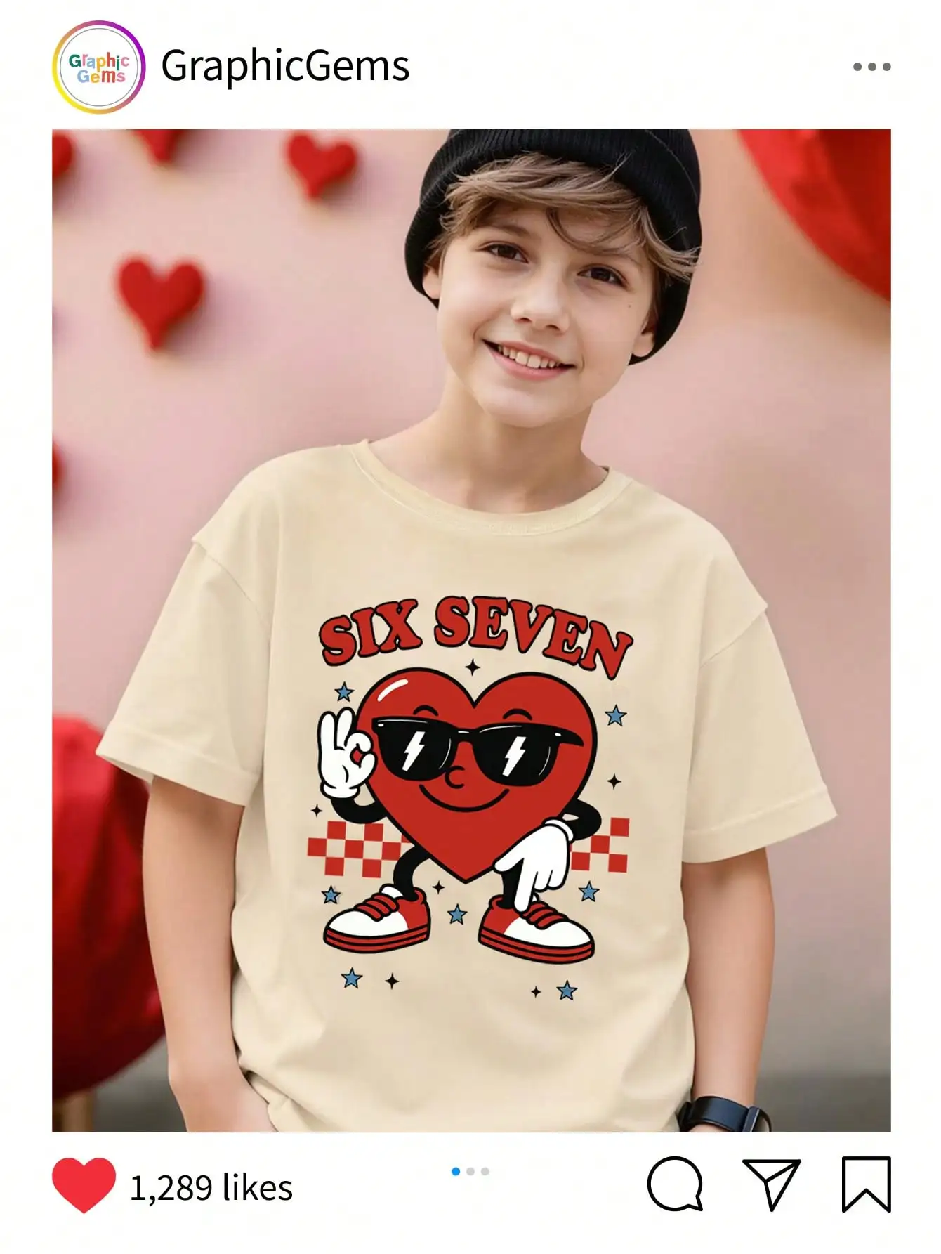 Camiseta infantil color crema con estampado de corazón, gafas de sol, estrellas y patrón a cuadros, corte holgado