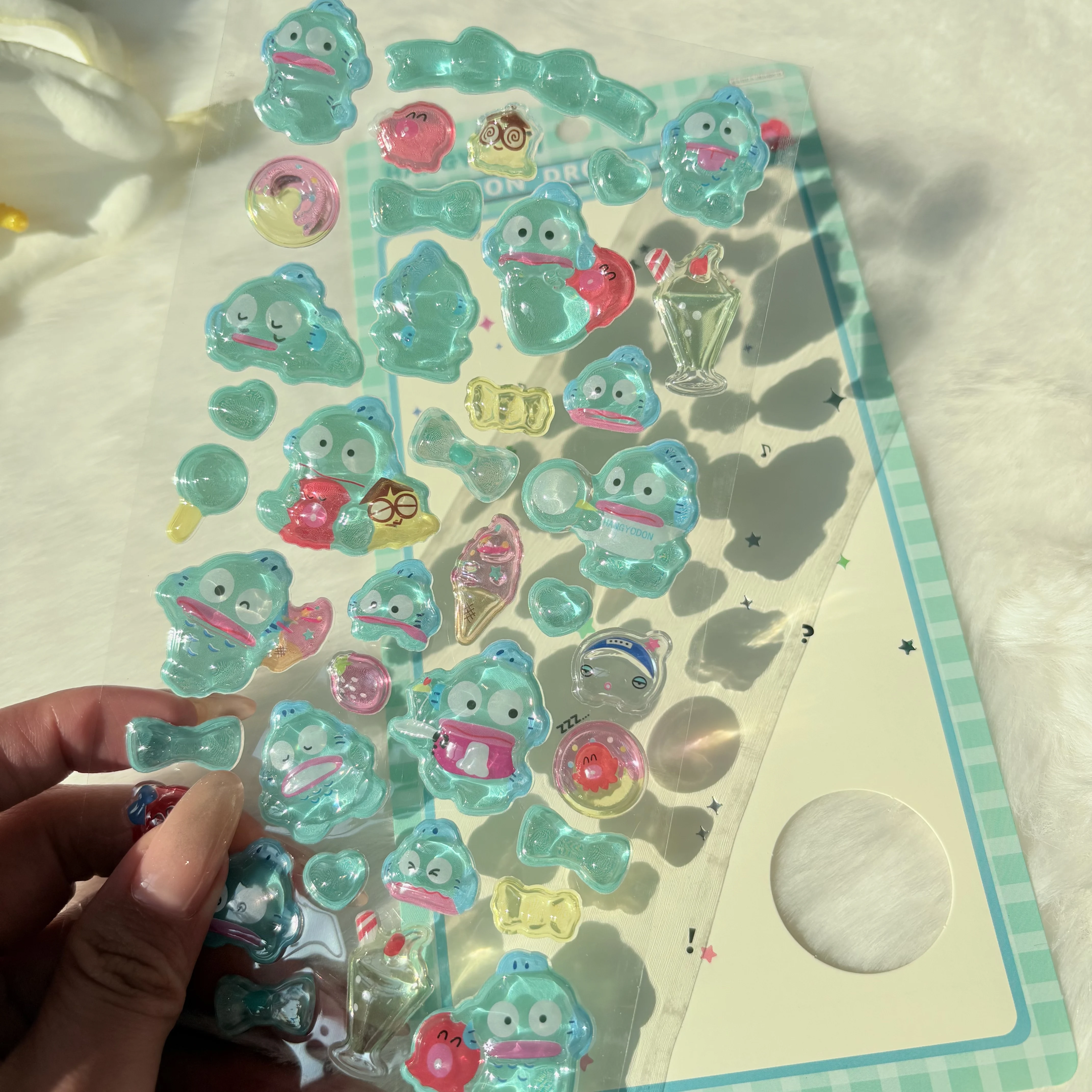 Autocollants en cristal en relief 3D Sanrio populaires - Hello Kitty, Kuromi, Cinnamoroll, adaptés à la décoration DIY sur les coques de téléphone