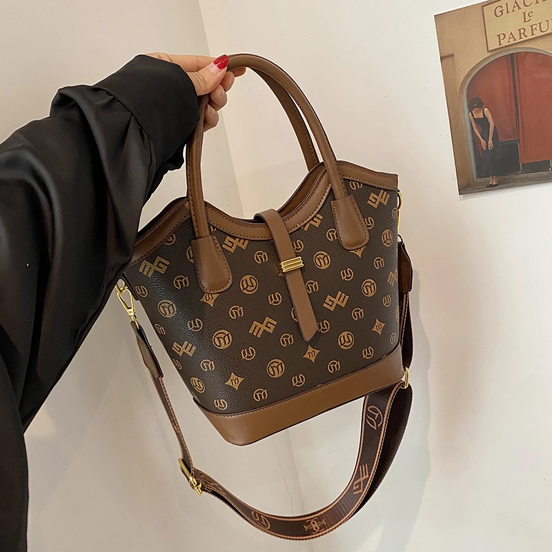 

Fashion Forward Messenger Bag Women Multifunctional Shoulder Bag Trendsetting For Style Leaders And Influencers