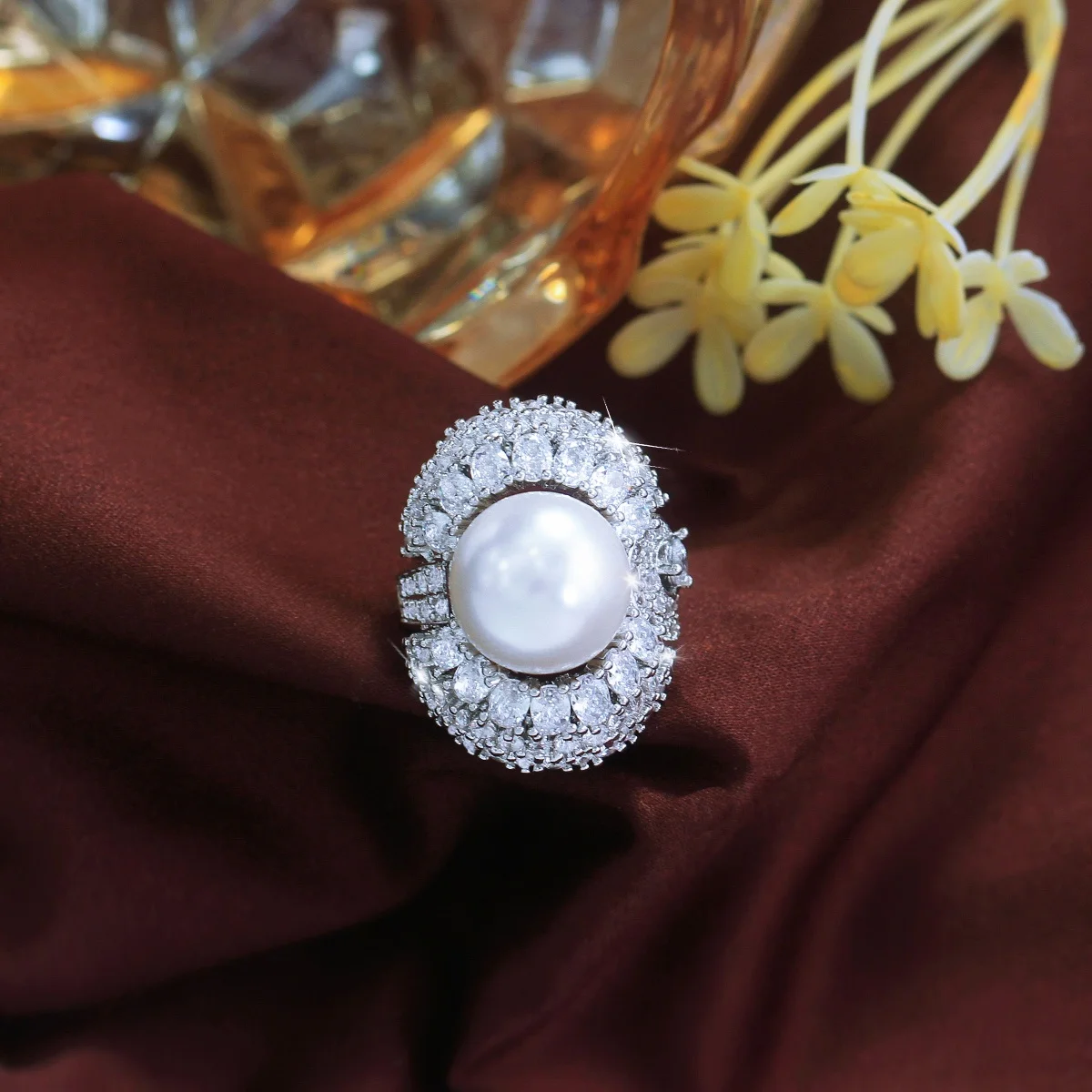 Pera Wunderschöner glänzender Zirkonia-Ring mit Imitationsperle im großen Sycee-Design, verstellbarer offener Ring für Damen, Hochzeit, Bankett, Schmuck 122 – Detail 13