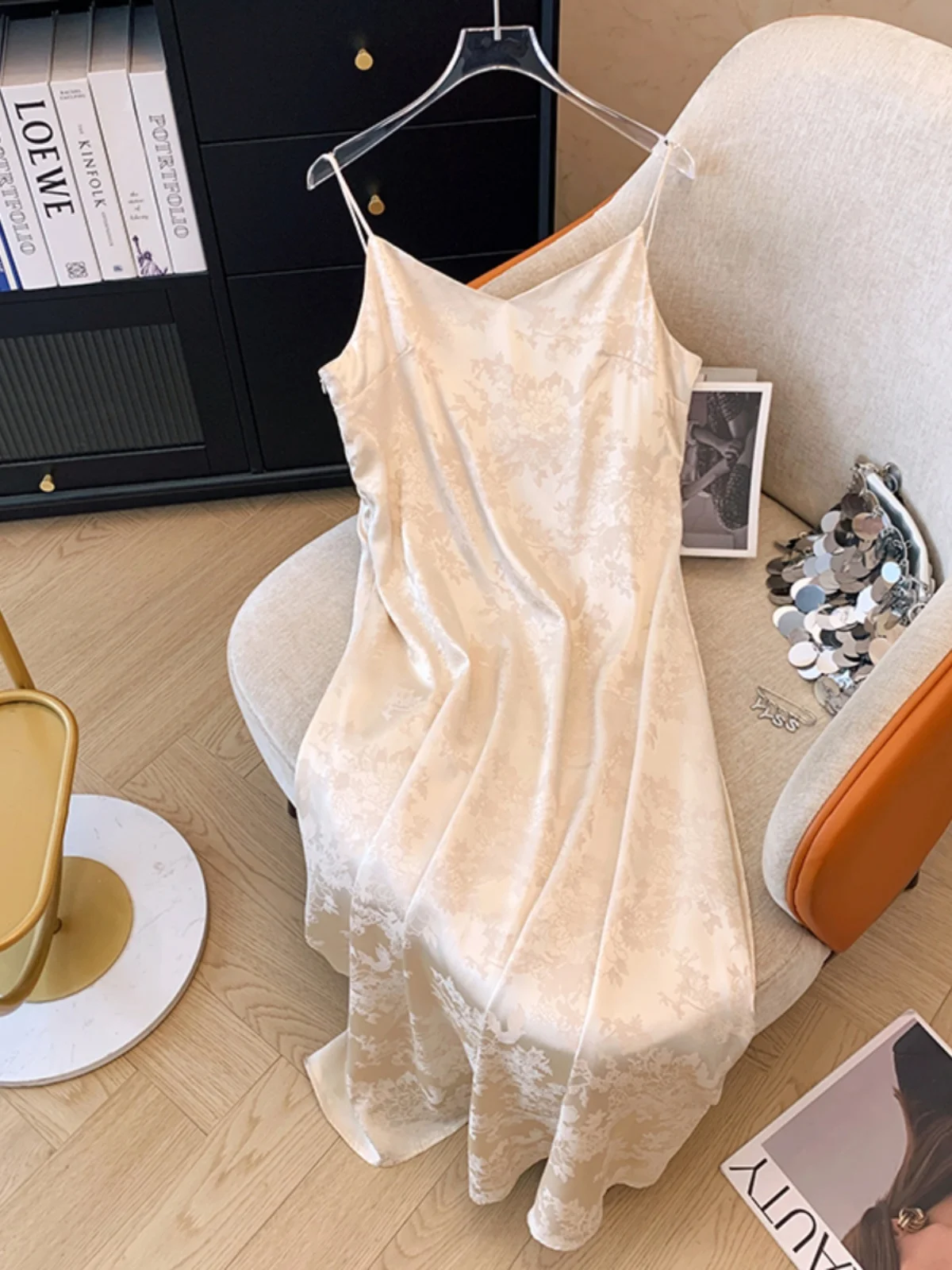 新しい中国風の花柄刺繍サテン女性の夏のルーズスリムロングドレントレンディストラップアセテートベストドレ