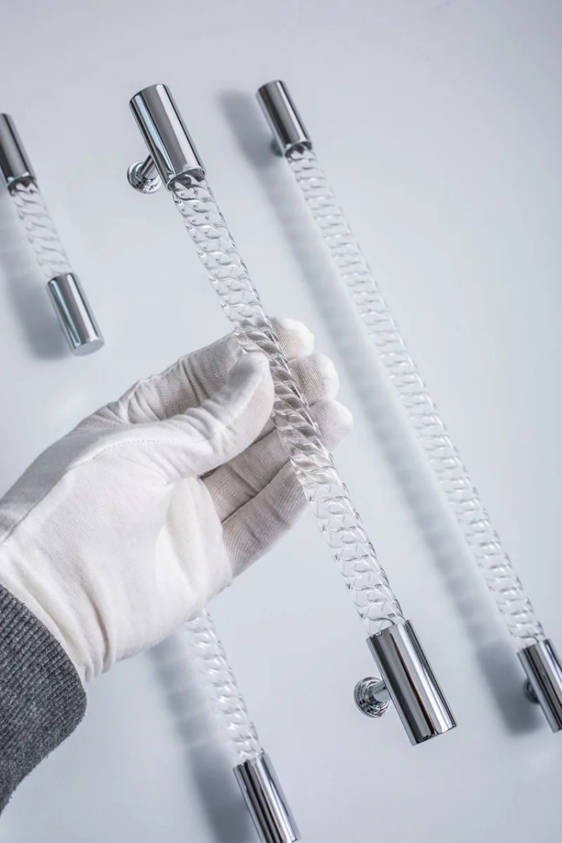 Verdrehter Transparenter Acryl-Möbelknopf und -griff aus massivem Messing in hellem Silber, Luxuriöse Küchen-, Kleiderschrank- und Schranktürgriffe – Detail 7