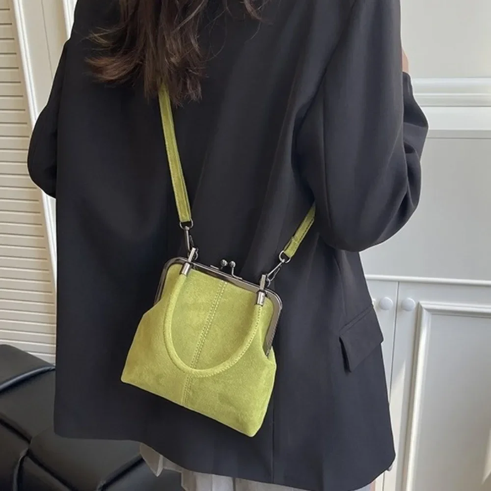 Vintage-Umhängetasche aus mattiertem Leder mit Verschluss, große Handtasche für Damen, ideal für Reisen und als Geschenk – Detail 7