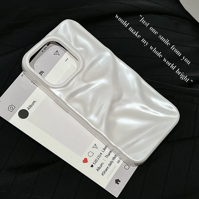 Perlweißes Falt-Textur-Gehäuse für iPhone 16 13 14 11 12 17 18 Pro Max 15 Plus Stilvolle Glänzende Weiche TPU-Handyrückseite – Detail 11
