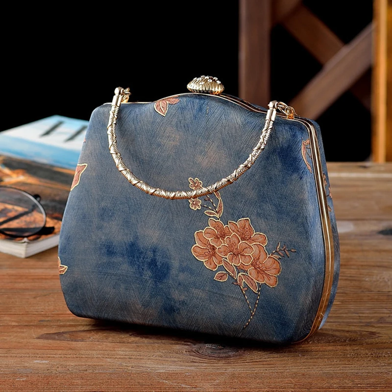 New Chinoiserie Women\'s Bag Luxury Design Flower Embroidery Messenger Bag Elegant Noble Dinner Bag Fashion Antique Shell Bag