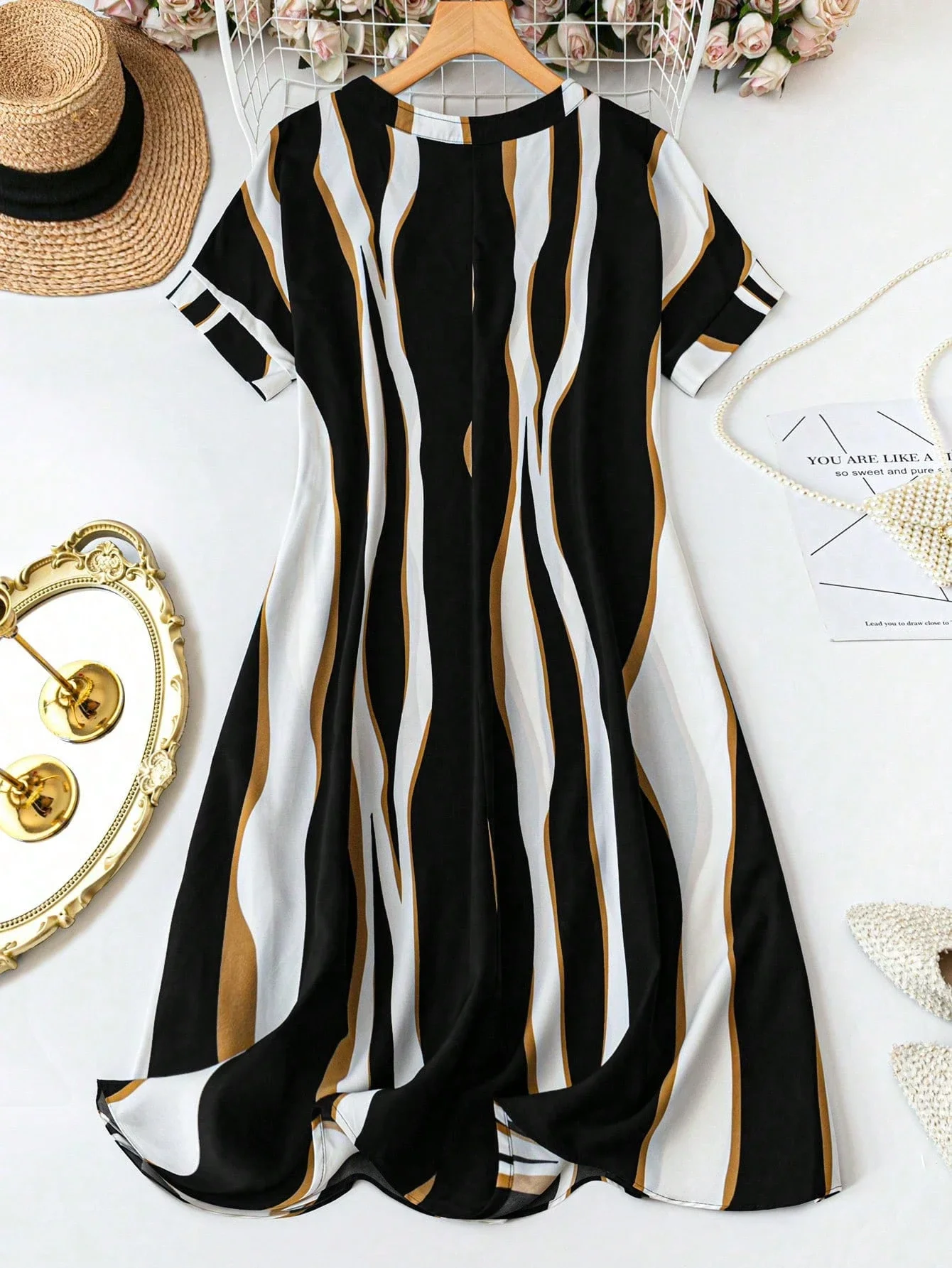 

Летнее повседневное платье А-силуэта в полоску с вырезом на горловине больших размеров