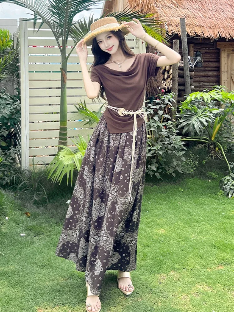 

Стильный женский летний комплект в ретро-стиле: асимметричная футболка с V-образным вырезом и драпированная юбка миди с принтом, короткий рукав, облегающий крой, повседневный стиль