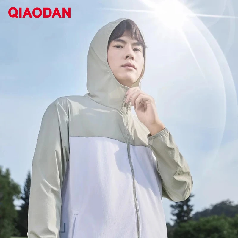 QIAODAN hombres 2025 abrigo de moda UPF100 + cómoda chaqueta con capucha informal transpirable XFD23241201