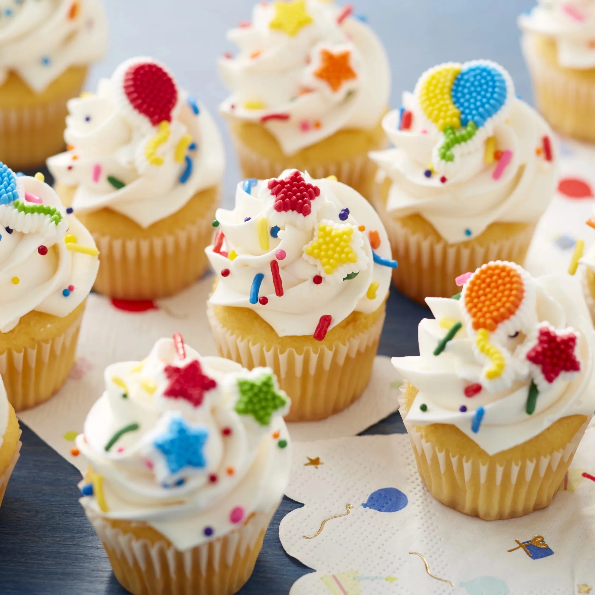 خبزها ببساطة غير لاصقة 24 كوبًا من صينية المافن الصغيرة مقاس 14.65 × 9.9 × 0.8 بوصة