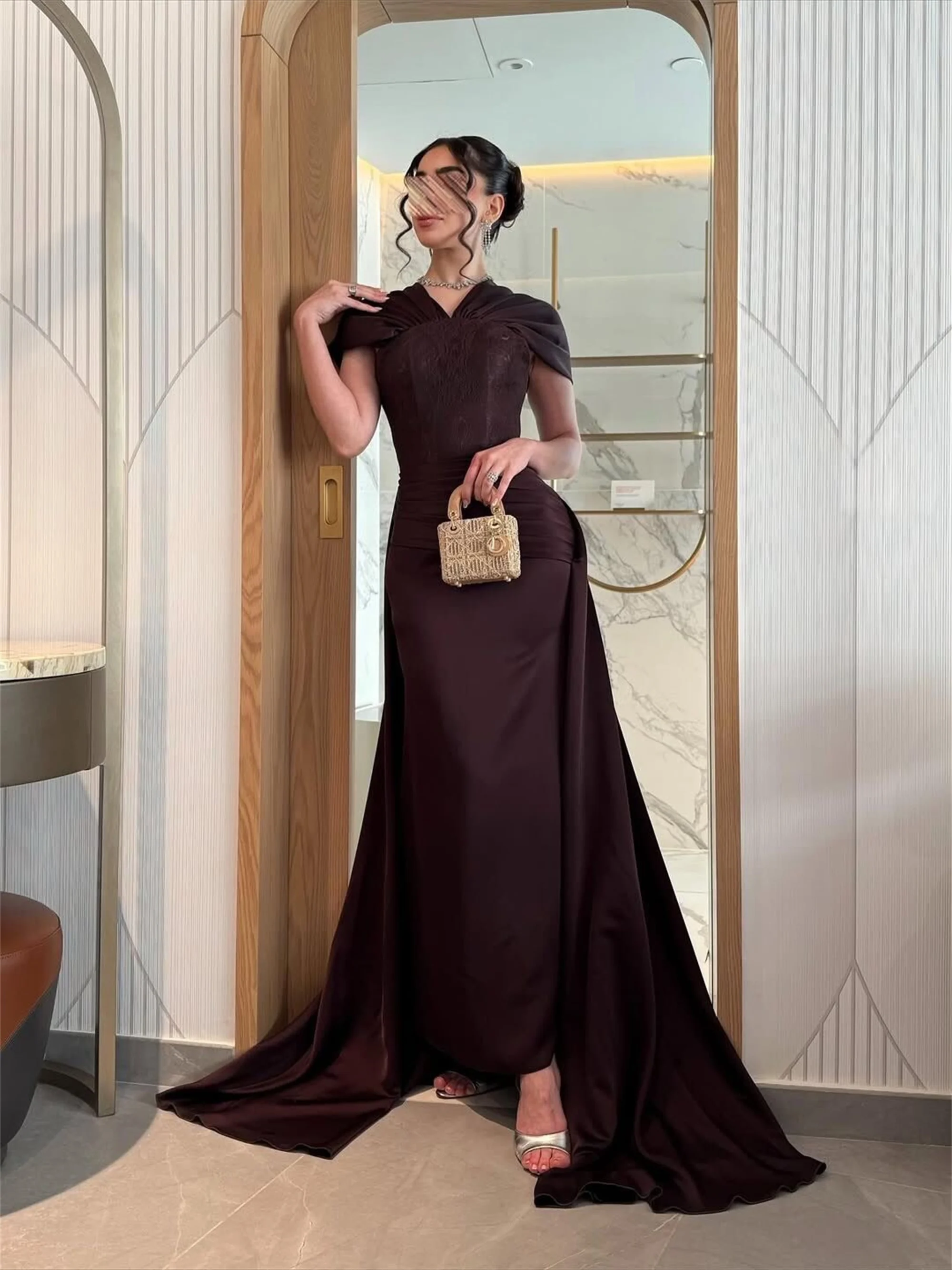 ชุดราตรีทรงเมอร์เมดจับจีบหรูหรา คอวี ผ้าลูกไม้ เรียบง่าย  ชุดราตรีสั่งตัดได้จาก EVON BRIDAL ชุดออกงานอย่างเป็นทางการ