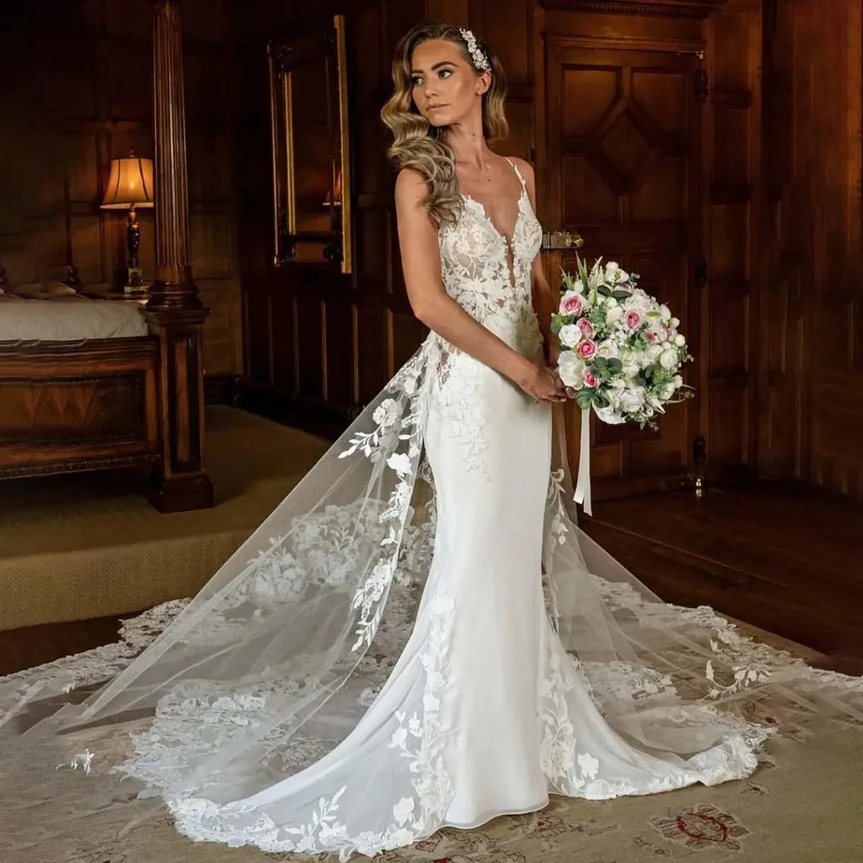 

Customized Elegant Lace Applique Wedding Dress Exquisite Satin V-neck Bridal Gown Spaghetti Strap Wedding Gown Vestidos De Novia