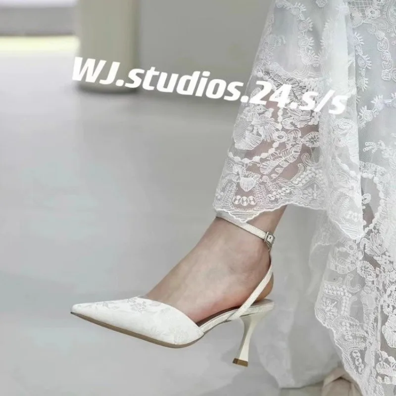 Zapatos de tacón fino de seda para mujer, calzado elegante con punta puntiaguda y correa en el tobillo, para fiesta y boda, color blanco