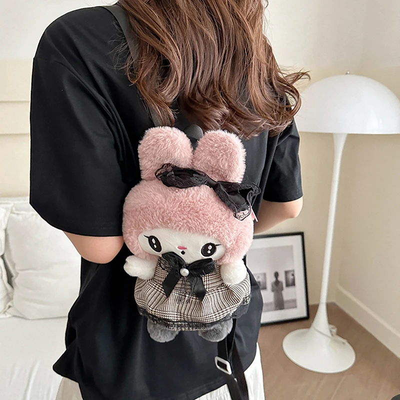 กระเป๋าเป้สะพายหลัง plushie Sanrio Plush Kuromi My Melody กระเป๋าสะพายไหล่ความจุขนาดใหญ่ Kawaii Plush ยัดไส้ของขวัญสำหรับเด็กตุ๊กตา Stitch