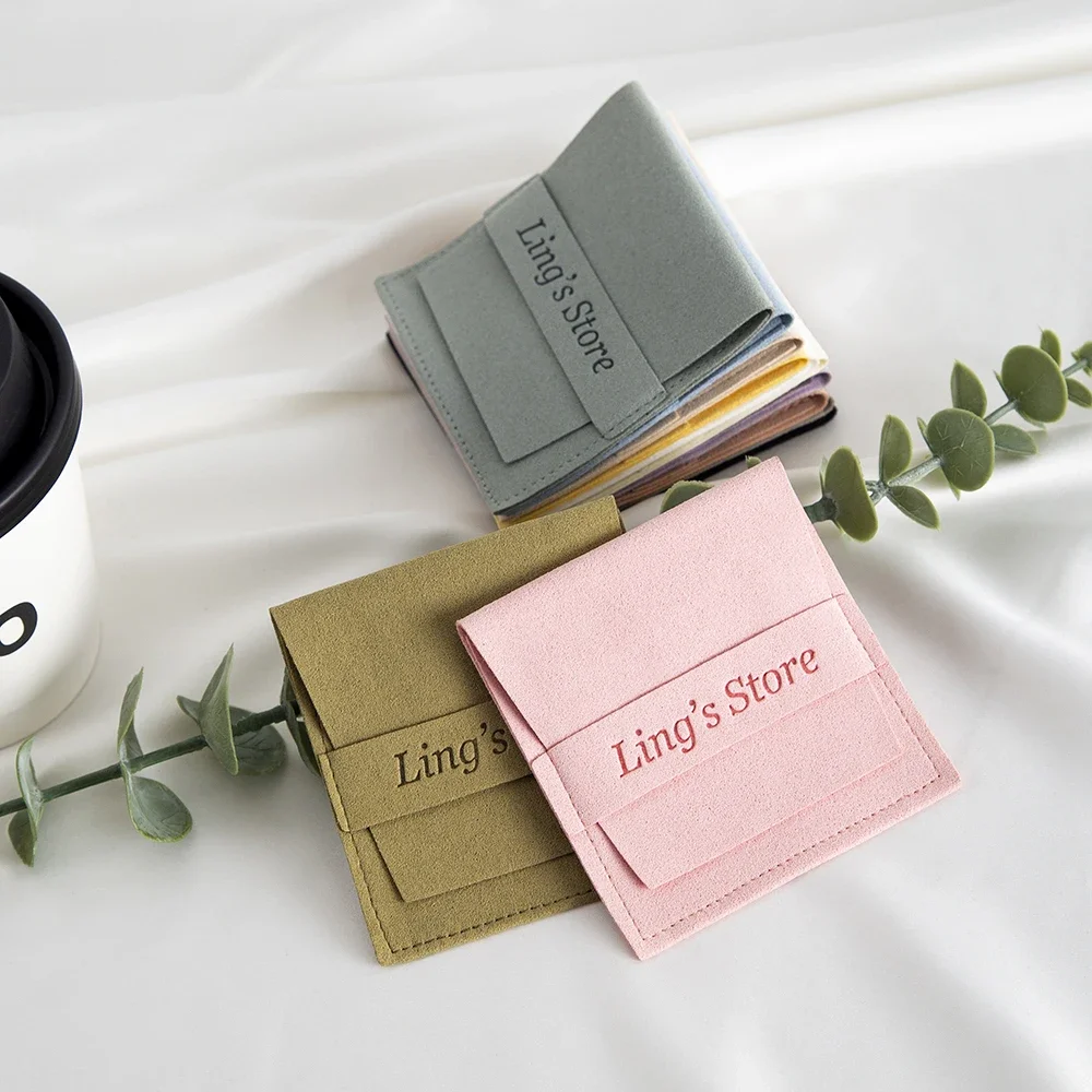 

50/100 индивидуальный логотип, сумка для ювелирных изделий из микрофибры, замшевая бархатная сумка-конверт, органайзер для колец и сережек, свадебные сувениры, подарочная упаковка для конфет