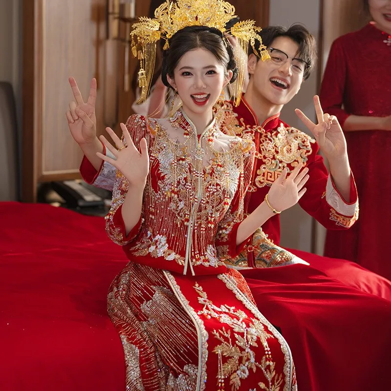 Luksusowe, podnoszone na ramionach korony feniksa dla par i czerwone szaty ślubne, ciężkie, dopasowane suknie do toastów z motywem smoka.