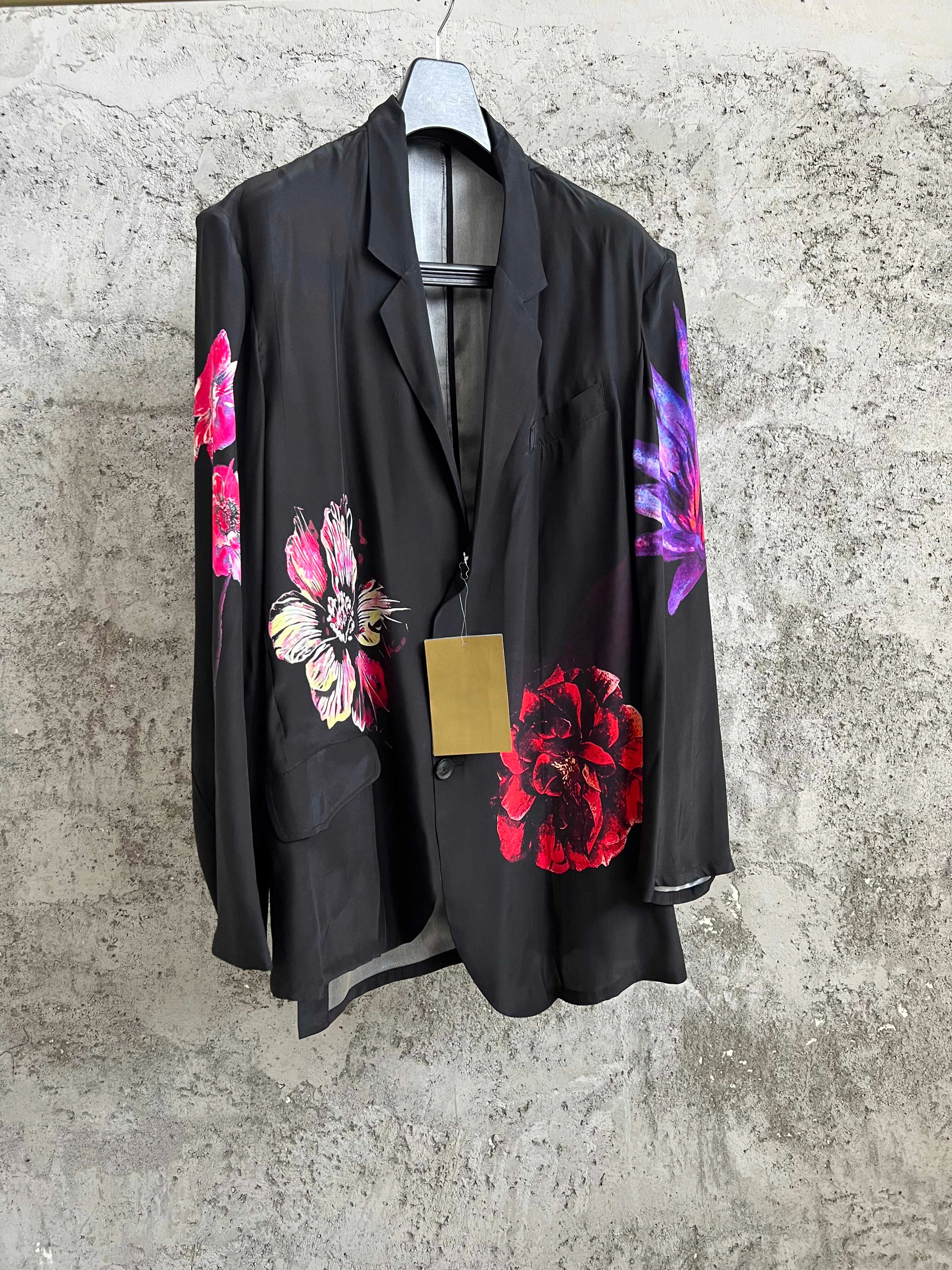 

Top-yamamoto designs a silk inkjet printed suit jacket with floral patterns and an asymmetrical jacket TOP