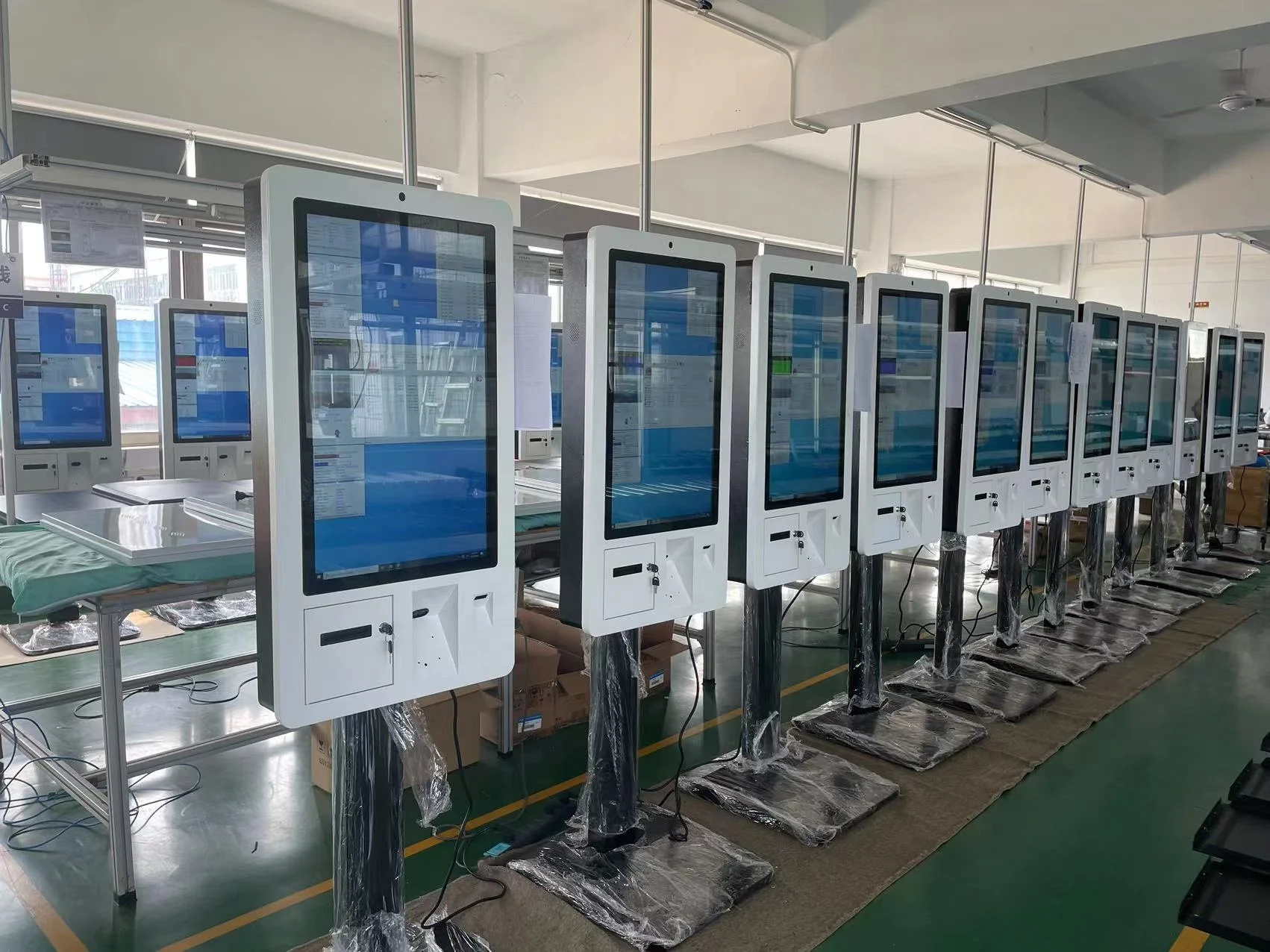 Quiosque de auto-gravamento para restantes 23,6 polegadas 24 polegadas 32 polegadas Tela sensível ao toque Scan QR Code POS Pagamento Auto serviço de pedido de alimentos