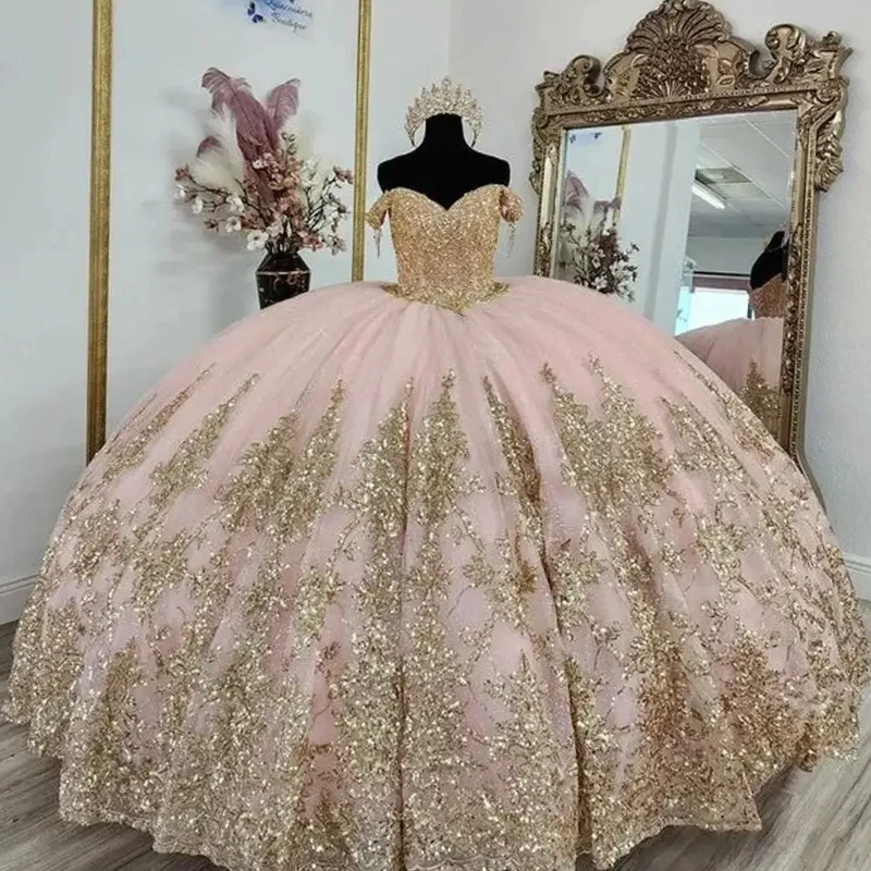 

Розовое блестящее бальное платье Quinceanera, платья с открытыми плечами, блестками, золотыми аппликациями, кружевными бусинами, праздничное платье для дня рождения, Vestidos De 15.