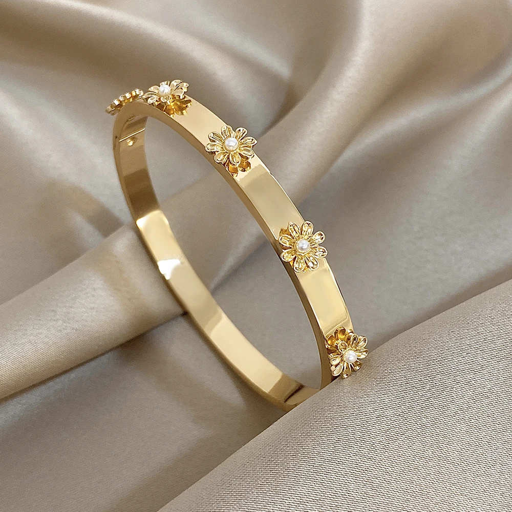 أساور أساور من الفولاذ المقاوم للصدأ مطلية بالذهب اللامع للنساء، سوار معصم عصري على شكل زهرة اللؤلؤ، مجوهرات مقاومة للماء