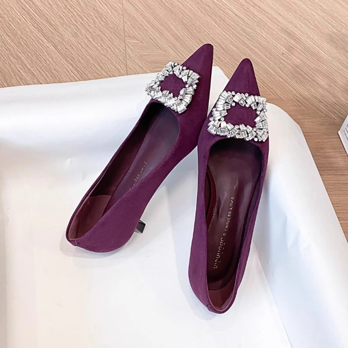 

Fashion High Quality Women Shoes Wedding Party Banquet Shoes Low Heel Pointed Toe High Heels Luxury Velvet Glitter Diamond Pumps
