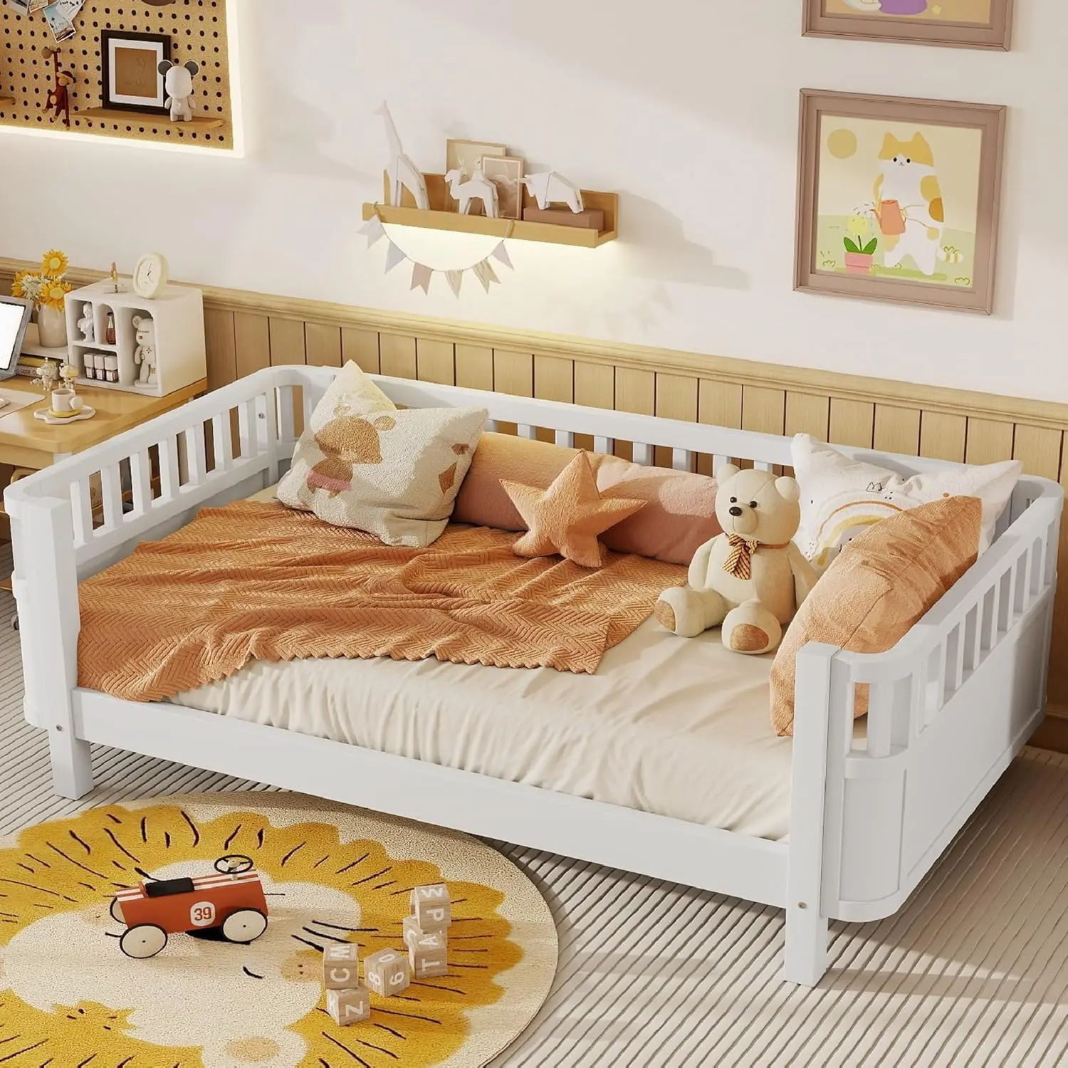 سرير KEIKI بالأرضية الخشبية بالحجم الكامل مع قضبان قابلة للإزالة، وإطار سرير بمنصة مونتيسوري مع مظهر أمان منخفض، وزاوية موفرة للمساحة للأطفال