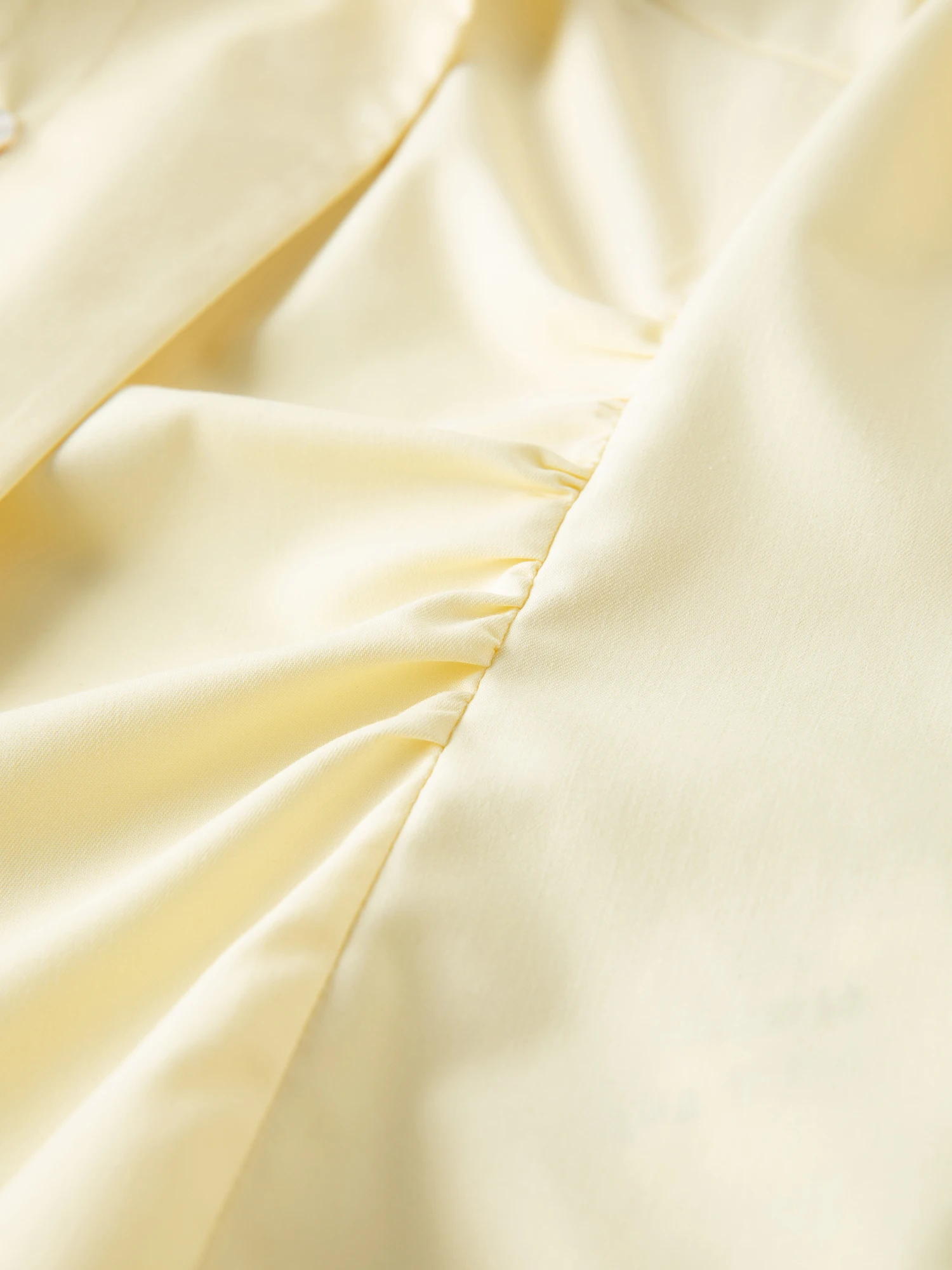 DUSHU 2026 เสื้อเบลาส์คอวีไม่สมมาตรสำหรับผู้หญิง ดีไซน์โดดเด่น ทรงเข้ารูป ใส่สบาย เหมาะสำหรับสไตล์ออฟฟิศ เสื้อน้ำหนักเบา