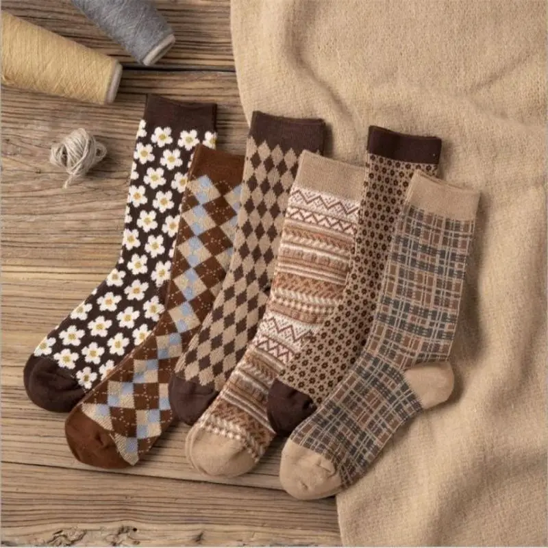 1/6 Paar kaffeefarbene Damen-Socken für Herbst und Winter, warme Retro-Mid-Tube-Socken mit Gittermuster, einfache, bequeme Freizeitsocken