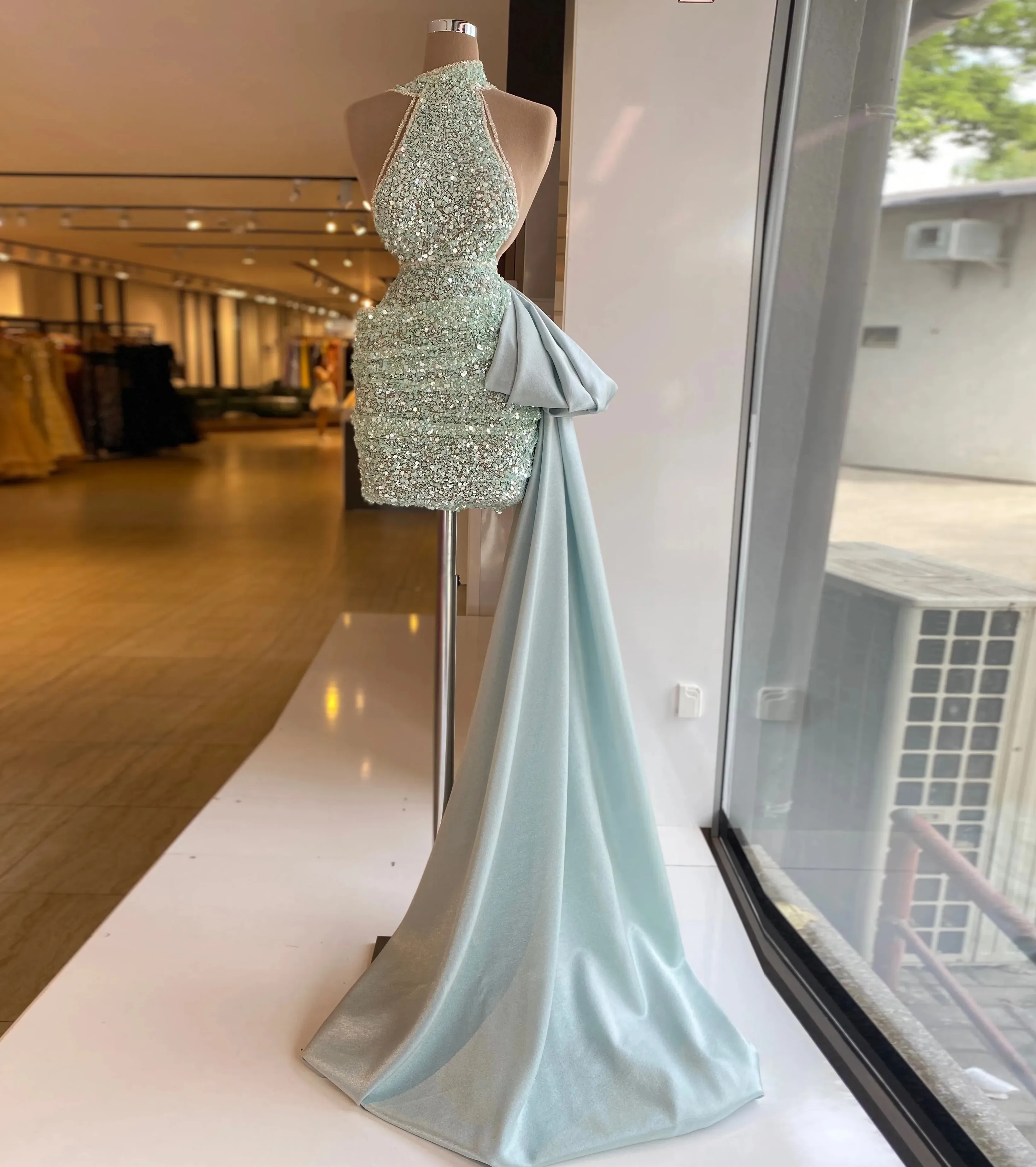 

2025 Sexy Mint Green Short Prom Dresses Halter Sequins Bow Sheath Formal Evening Party Gowns Birthday Robe De Soriee
